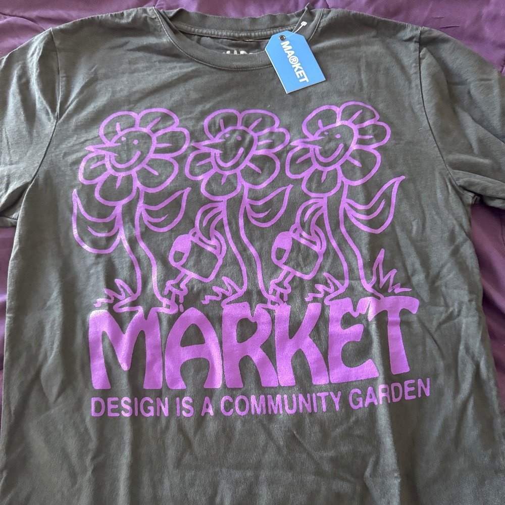 MARKET GRAPHIC TEE